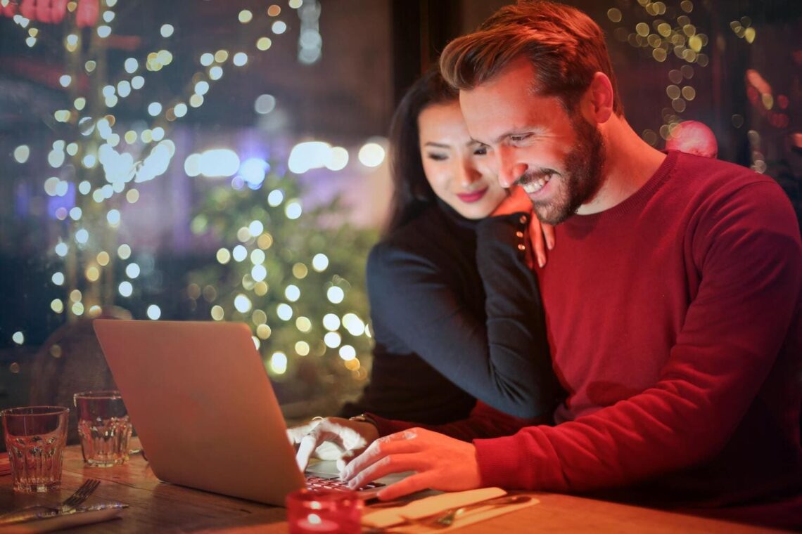 Casal olhando para o notebook